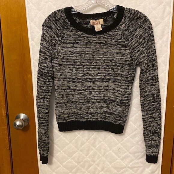 Black and white sweater  - Picture 1 of 5